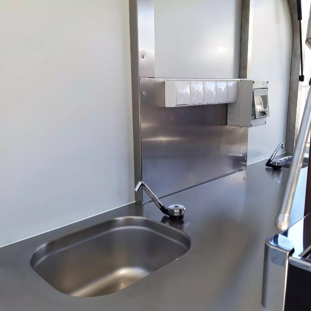 Mobilní stánek na kolech. Zdroj: jggastro Pojízdná kavárna/stánek – coffee/food truck Piaggio | Lázeňská káva